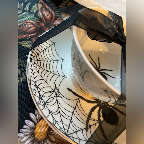 PARK CHATEAU NWOT Spider & Web Teacup And Saucer Set White & Black W/Gold Trim - Picture 8 of 10